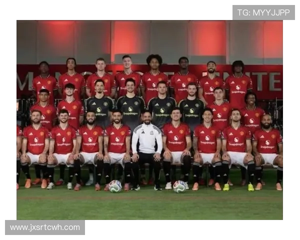 曼城新赛季全家福展现团结精神瓜帅领衔福登与B席并肩作战